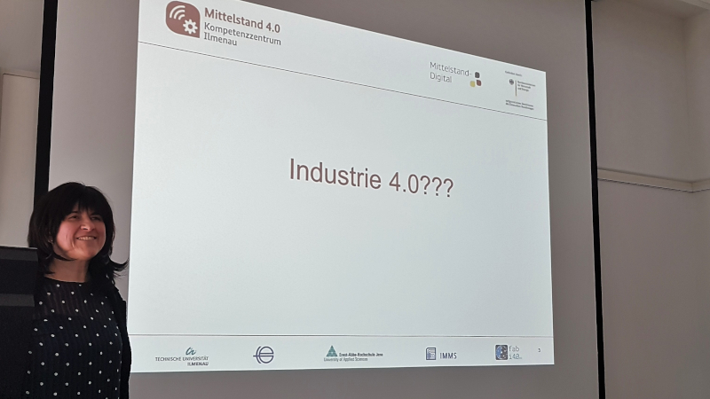 Dr. Svitlana Dontsova diskutiert mit den Schülern über Industrie 4.0 (© Mittelstand 4.0-Kompetenzzentrum Ilmenau) 20190215 133220