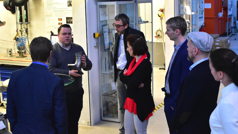 Dr. Klaus Schricker erläutert die additive Fertigung von Metallen (© Mittelstand 4.0-Kompetenzzentrum Ilmenau) 9 5893 Dr Klaus schricker erlutert die additive Fertigung von Metallen