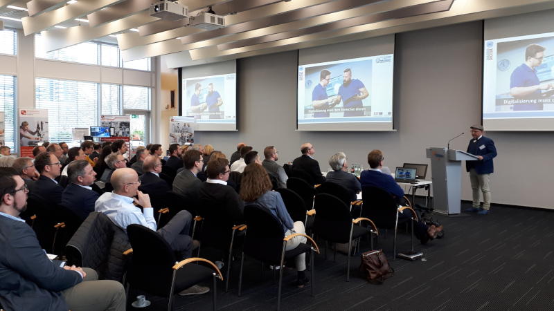 Dr. Reimund Meffert referiert über die Plattform NOAH (© Mittelstand 4.0-Kompetenzzentrum Ilmenau) 03 Dr Reimund Meffert referiert ber die Plattform NOAH