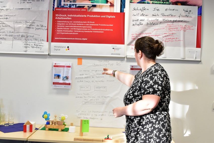 Vorstellen des Prototypen vor den anderen Teams (© Mittelstand 4.0-Kompetenzzentrum Ilmenau) 26 Vorstellen des Prototypen vor den anderen Teams