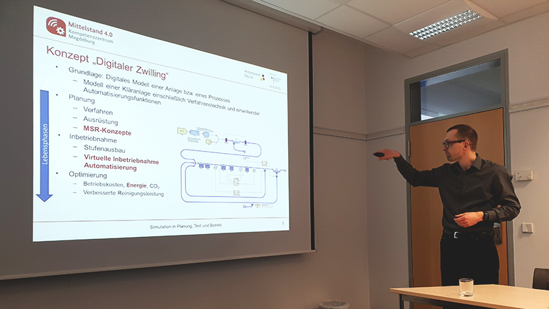 Christian Hübner vom ifak erläutert eine Anwendungsmöglichkeit des „Digitalen Zwilling" bei Kläranlagen (© Mittelstand 4.0-Kompetenzzentrum Ilmenau) 20190424 Herr Huebner vom ifak erlaeutert den Digitalen Zwilling anhand von Klaeranlagen
