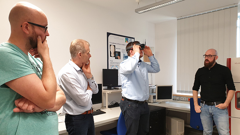 Im TSN-Labor des IMMS können die Teilnehmer VR-Brillen ausprobieren (© Mittelstand 4.0-Kompetenzzentrum Ilmenau) 20190514 Im TSN Labor des IMMS können die Teilnehmer VR Brillen ausprobieren