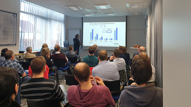 Dr. Jürgen Nützel spricht über KI-Dienste von Amazon-Webservices (© Mittelstand 4.0-Kompetenzzentrum Ilmenau) 20190519 02 Dr Jürgen Nuetzel spricht ueber KI Dienste von Amazon Webservices
