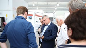 Rundgang durch das Fachgebiet Fertigungstechnik (© Mittelstand 4.0-Kompetenzzentrum Ilmenau)