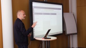 Referent Bernd Röhner verglich Trello mit Taskworld (© Mittelstand 4.0-Kompetenzzentrum Ilmenau) 20190705 Bert Roehner