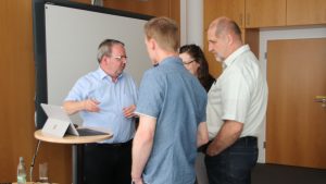 Im Anschluss entstanden rege Diskussionen (© Mittelstand 4.0-Kompetenzzentrum Ilmenau) 20190705 Frank Spiller