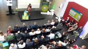 Valentina Kerst begrüßt die Gäste (© Mittelstand 4.0-Kompetenzzentrum Ilmenau)