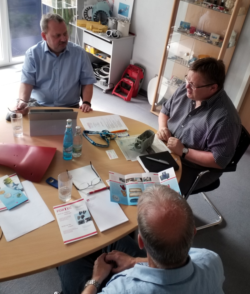 Die Mitarbeiter sprechen mit dem Unternehmer über vorhandene Infrastruktur (© Mittelstand 4.0-Kompetenzzentrum Ilmenau)