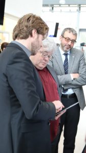 Mathias Eiber stellt Reinhard Bütikofer und Prof. Jean Pierre Bergmann den Demonstrator zur vernetzten Wertschöpfung vor (© Mittelstand 4.0-Kompetenzzentrum Ilmenau)