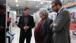 Mathias Eiber stellt Reinhard Bütikofer und Prof. Jean Pierre Bergmann den Demonstrator zur vernetzten Wertschöpfung vor (© Mittelstand 4.0-Kompetenzzentrum Ilmenau)