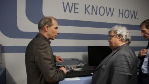 Dr. Tino Hutschreuther stellt Reinhard Bütikofer Demonstratoren des IMMS vor (© Mittelstand 4.0-Kompetenzzentrum Ilmenau)