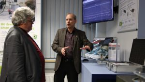 Dr. Tino Hutschreuther stellt Reinhard Bütikofer Demonstratoren des IMMS vor (© Mittelstand 4.0-Kompetenzzentrum Ilmenau)