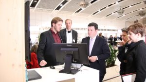 BM Hubertus Heil besuchte den Stand der Modellfabrik Vernetzung (© Mittelstand 4.0-Kompetenzzentrum Ilmenau)