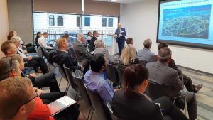 Prof. Thomas Ortlepp hält einen Vortrag zum Thema "Gesundheitsrisiken erkennen" (© Mittelstand 4.0-Kompetenzzentrum Ilmenau)