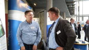 Sebastian Uziel im Gespräch (© Mittelstand 4.0-Kompetenzzentrum Ilmenau)