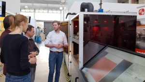 Mathias Eiber führt den WeldingCube vor (© Mittelstand 4.0-Kompetenzzentrum Ilmenau)