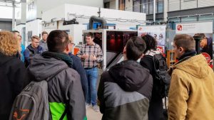 Maximilian Rohe berichtet über KI in der Produktion (© Mittelstand 4.0-Kompetenzzentrum Ilmenau)