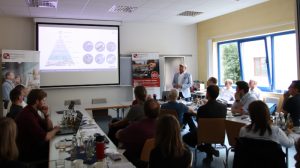 Reimund Meffert referierte über die Wichtigkeit seine Mitarbeiter miteinzubeziehen (© Mittelstand 4.0-Kompetenzzentrum Ilmenau) Reimund Meffert