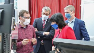 Marcus Glaser zeigt Marion Walsmann die Funktionsweise der KI (© Mittelstand 4.0-Kompetenzzentrum Ilmenau) Marcus Glaser zeigt Marion Walsmann die Funktionsweise der KI (© Mittelstand 4.0-Kompetenzzentrum Ilmenau)