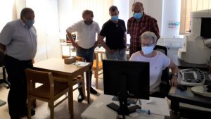 Anita Hess (Geschäftsbereichsleiter Materialanalyse/ VPS Versuchs- und Prüfstelle Schmalkalden) zeigt neuste Möglichkeiten der digital unterstützten Bauteilqualifizierung (© Mittelstand 4.0-Kompetenzzentrum Ilmenau)