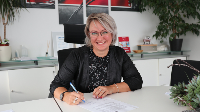 Geschäftsführerin Janet Jahn beim Unterzeichnen des Kooperationsvertrages (© Mittelstand 4.0-Kompetenzzentrum Ilmenau)