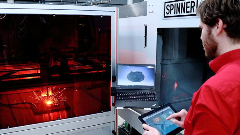 Mathias Eiber erklärt den „Welding Cube“