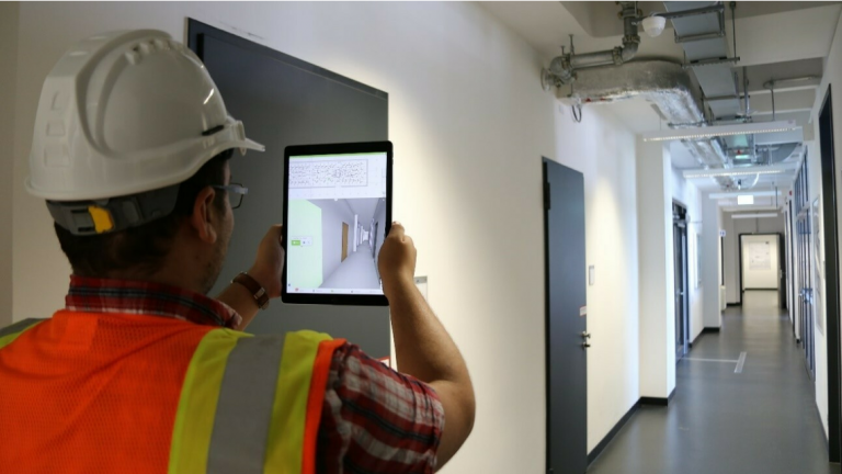 Einsatz eines Tablets zur Planung Einsatz eines Tablets zur Planung (© Mittelstand 4.0-Kompetenzzentrum Ilmenau)