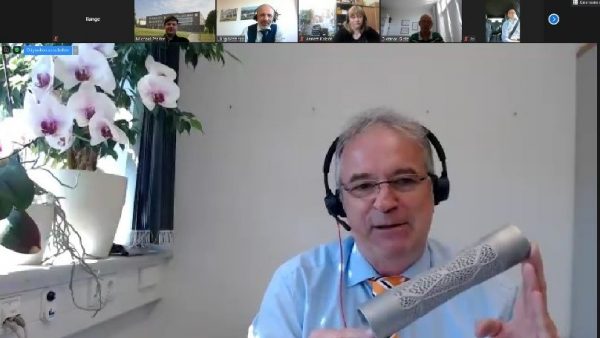 Prof. Jens Bliedtner (EAH Jena) mit dem Staffelstab aus Mittweida