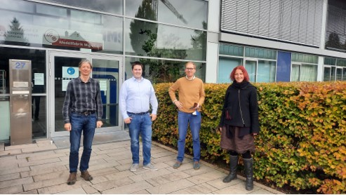 Informationsgespräch am Standort der Modellfabrik Smarte Sensorsysteme