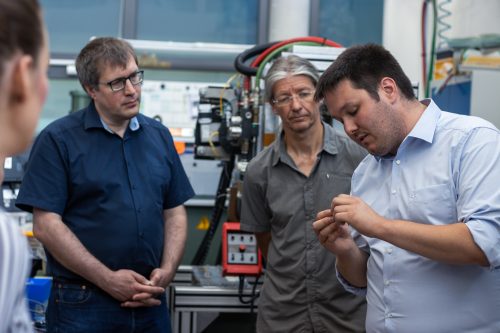 Max Rohe stellt einen Demonstrator vor