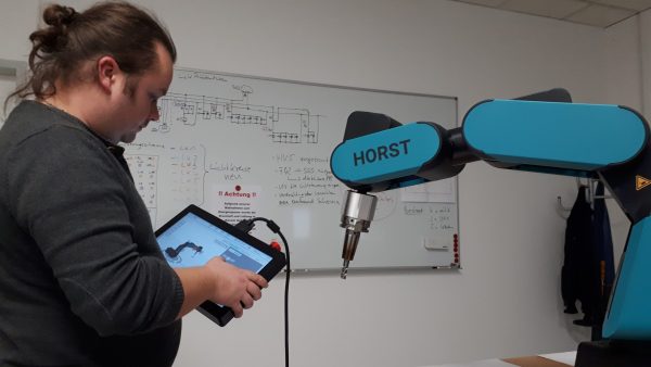 Mitarbeiter mit Roboter