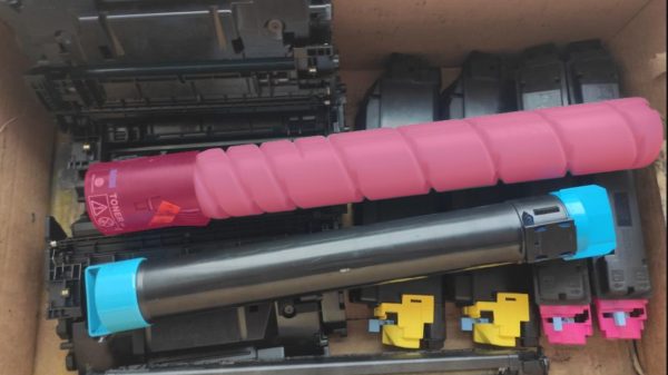 Semantische Segmentierung einer Tonerkartusche im Rahmen einer Sortierung (Bildregion der Kartusche pink markiert)