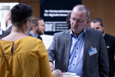 Dr. Frank Spiller im Gespräch (IMMS GmbH/Mittelstand-Digital Zentrum Ilmenau)