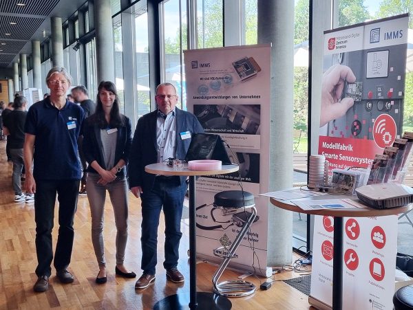 Drei Personen vor einem Messestand des Mittelstand-Digital Zentrums Ilmenau