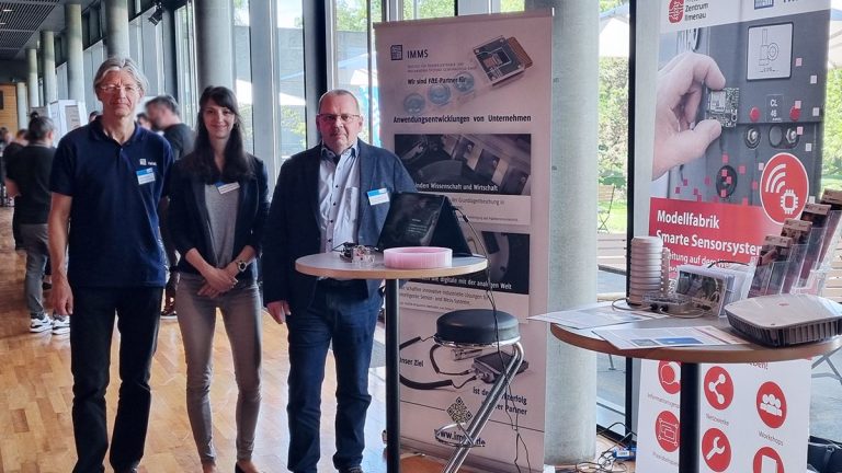 Drei Personen vor einem Messestand des Mittelstand-Digital Zentrums Ilmenau