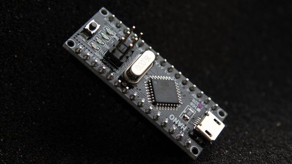 Microcontroller Mikrocontroller auf schwarzem Hintergrund