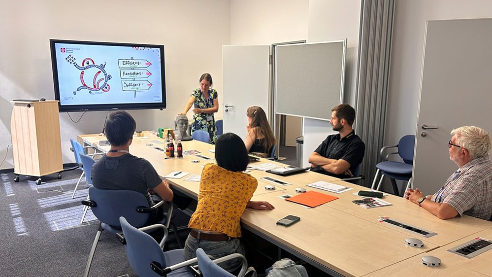 Kerstin Michalke erklärt die Ergonomieanalyse Teilnehmer einer Veranstaltung zur Ergonomieanalyse