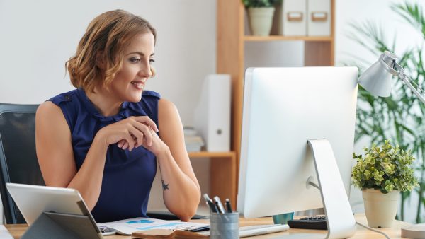 Geschäftsfrau ruft ihre E-Mails ab