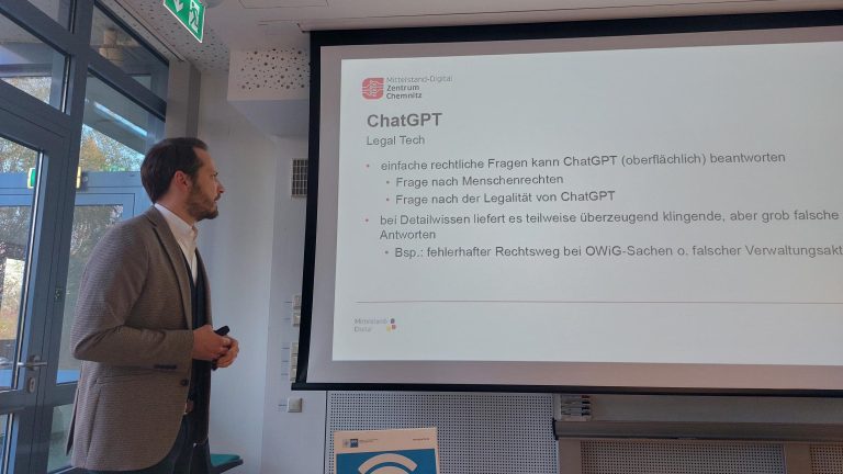 Referent Michael Rätze vor der Leinwand