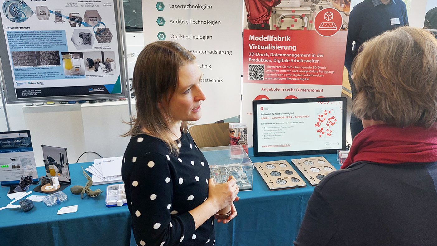 Dr. Kerstin Michalke am Stand der Modellfabrik Virtualisierung Dr. Kerstin Michalke am Stand der Modellfabrik Virtualisierung