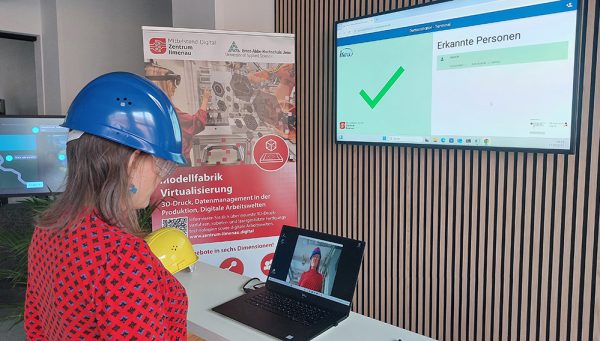 Dr. Kerstin Michalke führt den KI-Demonstrator vor