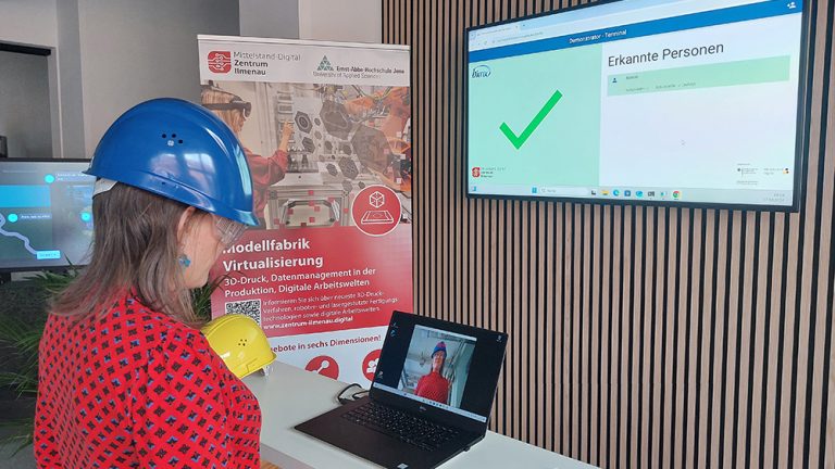 Dr. Kerstin Michalke führt den KI-Demonstrator vor