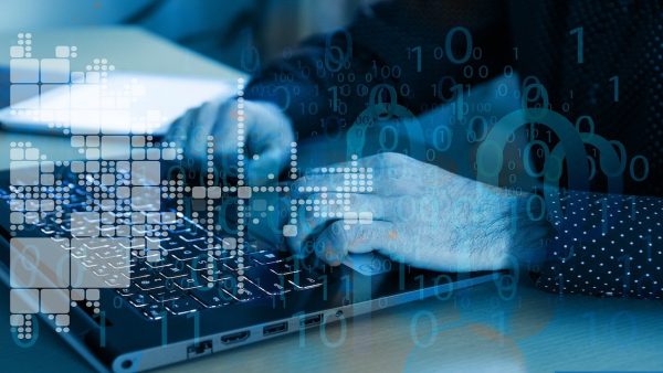 Hände an Laptop und digitale Technologien