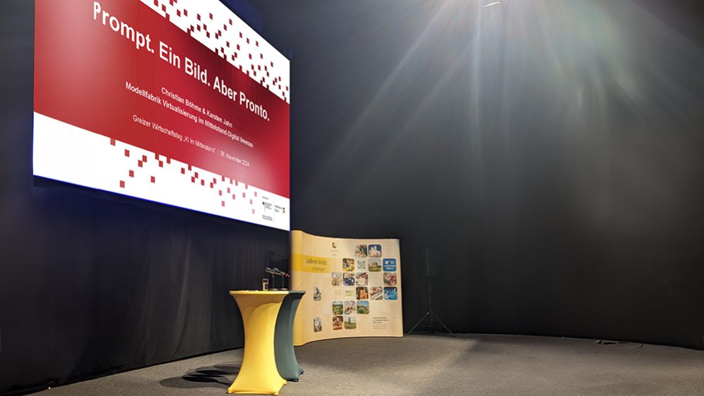 Greizer Wirtschaftstag Bühne mit Stehtischen und der Vorbereiteten Präsentation