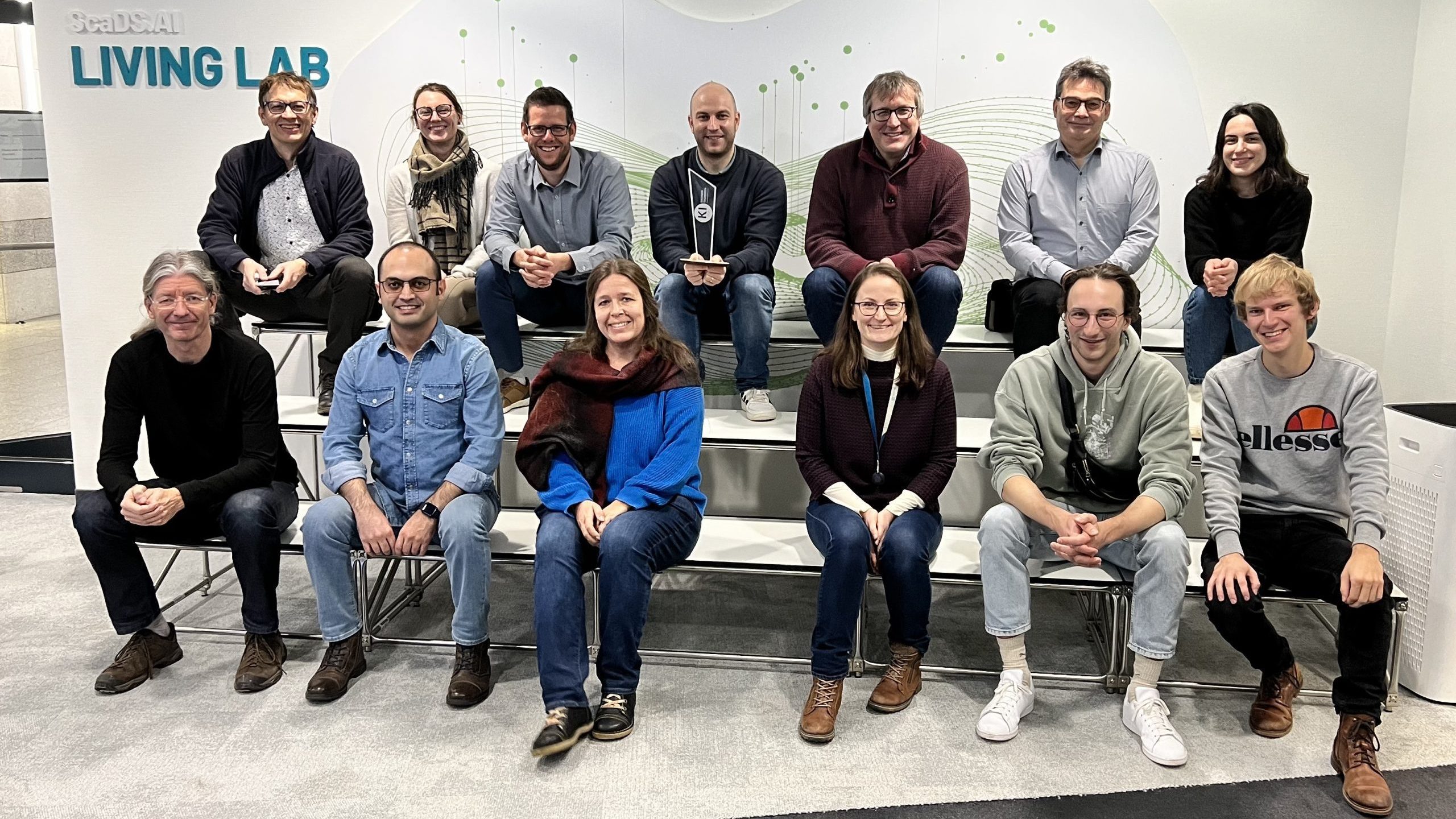 Gruppenfoto der Teilnehmer vor dem Living Lab