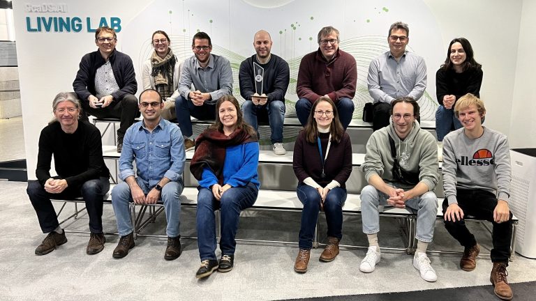 Gruppenfoto der Teilnehmer vor dem Living Lab