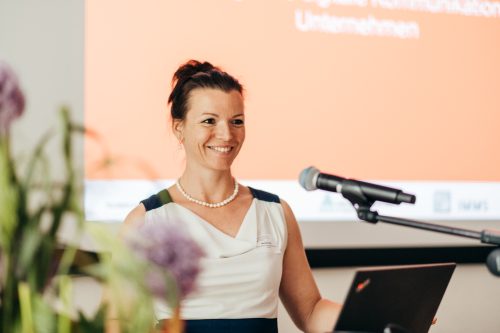 Eine Frau vor einer Präsentation