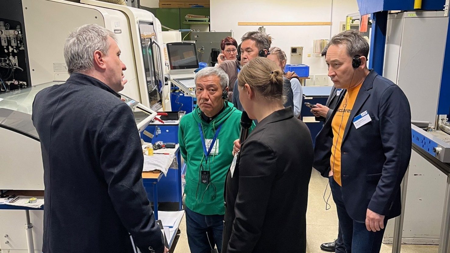 Rundgang durch die Labore eine Gruppe der Delegation der Satbayev-Universität in einem Labor der GFE Schmalkalden