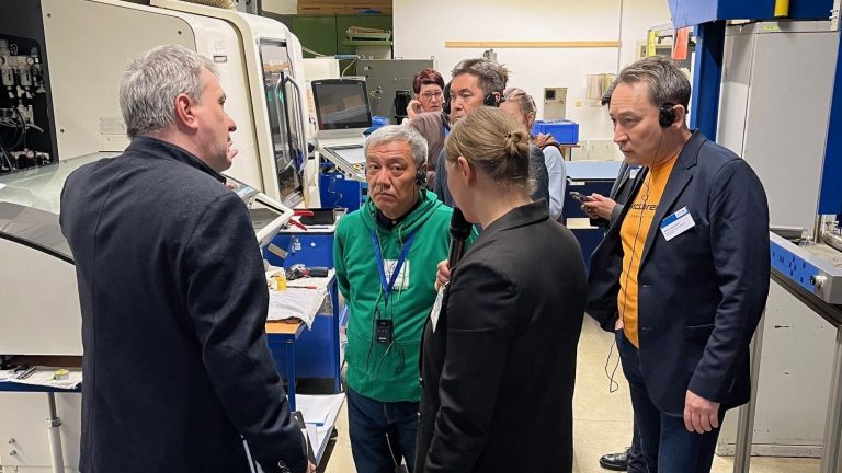 eine Gruppe der Delegation der Satbayev-Universität in einem Labor der GFE Schmalkalden