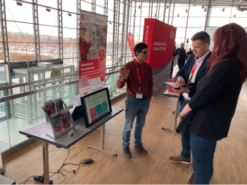 2 Personen sehen am Stand der Modellfabrik Virtualisierung
